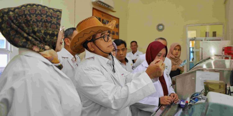 Pj. Gubernur Samsudin Tinjau Sarana dan Prasarana Balai Inseminasi Buatan dalam Memproses Mani Sapi Beku