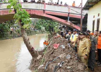 Pj. Gubernur Lampung Tinjau Wilayah Terdampak Banjir dan Pastikan Penyaluran Bantuan