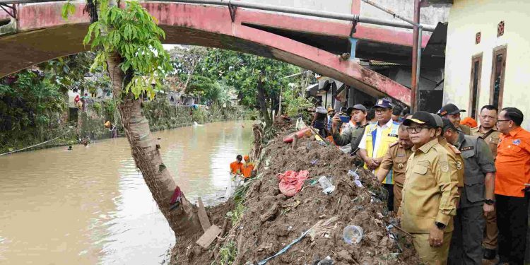 Pj. Gubernur Lampung Tinjau Wilayah Terdampak Banjir dan Pastikan Penyaluran Bantuan