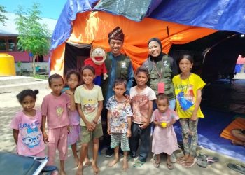 Pendongeng Lampung Jarwo Songha Hibur Anak-Anak Pengungsi Letusan Gunung Lewotobi Laki-Laki
