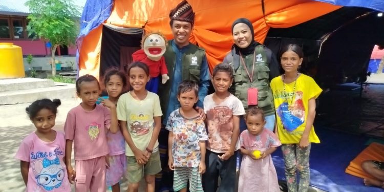 Pendongeng Lampung Jarwo Songha Hibur Anak-Anak Pengungsi Letusan Gunung Lewotobi Laki-Laki