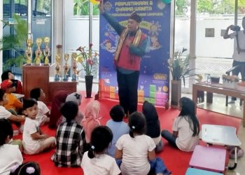 Pendongeng Lampung Jarwo Songha Sampaikan Pesan Antiperundungan di Family Gathering BPK