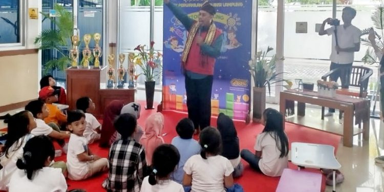 Pendongeng Lampung Jarwo Songha Sampaikan Pesan Antiperundungan di Family Gathering BPK