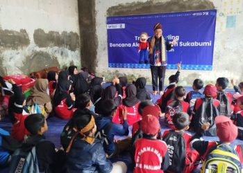 Jarwo Songha Hibur Anak-anak Korban Longsor Sukabumi Lewat Dongeng