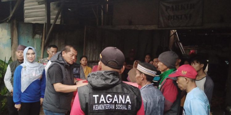 Beri Bantuan Warga Terdampak Banjir, Kadis Sosial Aswarodi : Korban Meninggal Dunia Dapat Santunan
