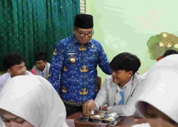 Pj Gubernur Lampung Tinjau Program Makan Bergizi Gratis di Sekolah