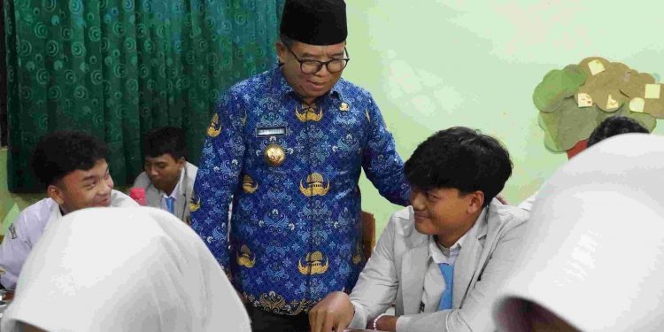 Pj Gubernur Lampung Tinjau Program Makan Bergizi Gratis di Sekolah