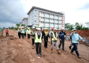 Tinjau RSPTN Unila, Sekjen Kemendikti Tekankan Penyelesaian RSPTN Tepat Waktu
