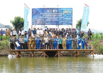 Pj. Gubernur Samsudin Dampingi KSAL Tinjau Program Ketahanan Pangan TNI AL di Lampung