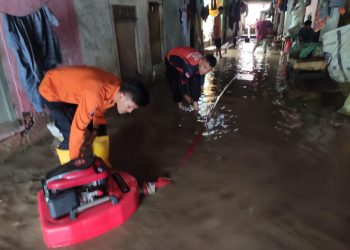 Pemkot Bandar Lampung Terjunkan Tim Bantu Warga Bersihkan Lumpur Sisa Banjir