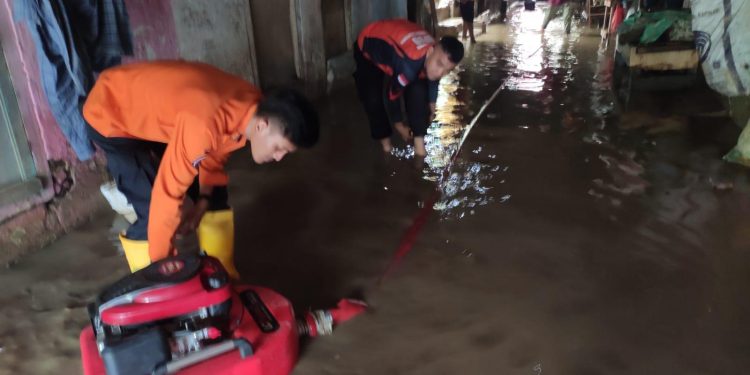 Pemkot Bandar Lampung Terjunkan Tim Bantu Warga Bersihkan Lumpur Sisa Banjir