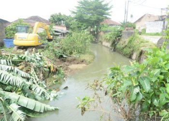 Pemkot Bandar Lampung Turunkan Alat Berat Keruk Sedimen Sungai