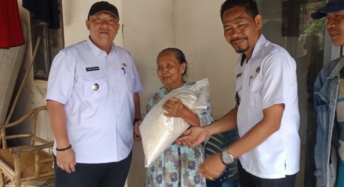 Pemkot Bandar Lampung Bagikan 107 Ton Beras Kepada Warga Terdampak Banjir