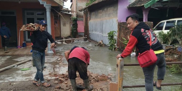 Dinas PU Kota Bandar Lampung Perbaiki Tembok Warga yang Jebol Akibat Banjir