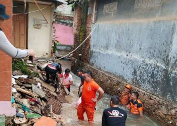 Walikota Eva Minta Dinas PU dan BPBD Tambah Personil Bersihkan Rumah Warga Korban Banjir