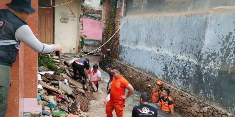 Walikota Eva Minta Dinas PU dan BPBD Tambah Personil Bersihkan Rumah Warga Korban Banjir