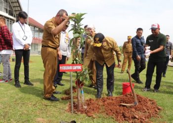 Jaga Keseimbangan, Pj. Gubernur Lampung Tanam Pohon di Ruas Tol Bakauheni-Terbanggi Besar