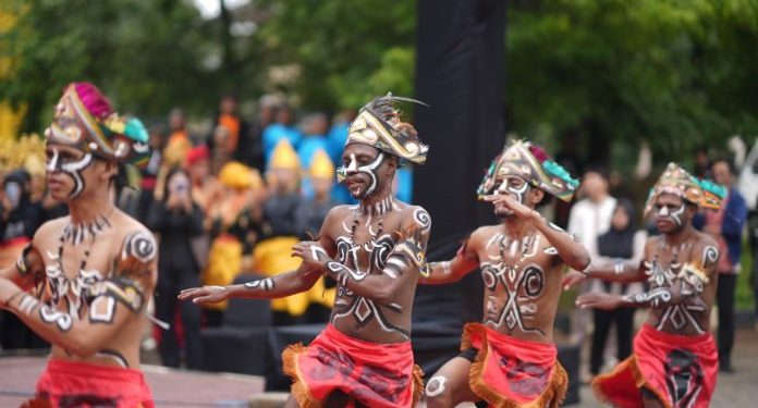 Pentas Seni Nusantara Meriahkan Anugerah Be Strong Unila