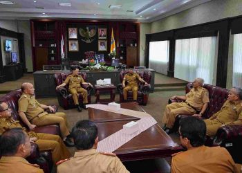 Hari Pertama Masuk Kantor, Gubernur Rahmat Mirzani Disambut Sejumlah Kepala Perangkat Daerah