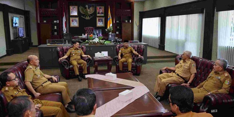 Hari Pertama Masuk Kantor, Gubernur Rahmat Mirzani Disambut Sejumlah Kepala Perangkat Daerah