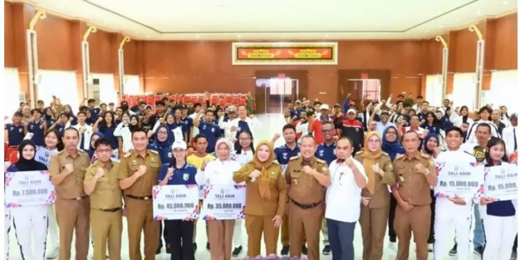 Walikota Bandar Lampung Eva Dwiana Berikan Tali Asih ke Atlet dan Pelatih PON XXI