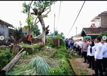 Tinjau Lokasi, Walikota Eva Berikan Bantuan Warga Terdampak Angin Puting Beliung