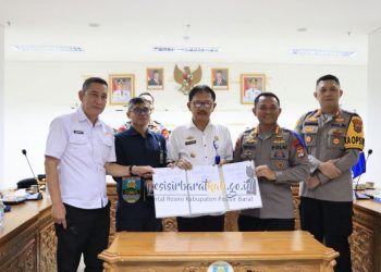 Pemkab Pesibar  Serahkan Hibah Daerah  Ke Tiga Lembaga