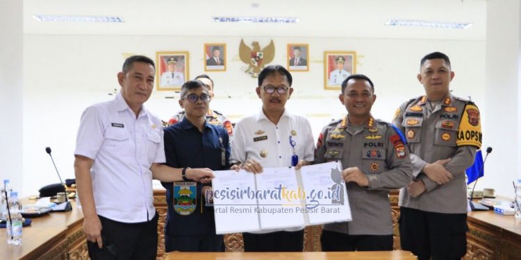 Pemkab Pesibar  Serahkan Hibah Daerah  Ke Tiga Lembaga
