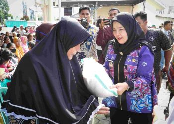 Walikota Eva Dwiana dan Baznas Salurkan 8000 Kg Beras Untuk Warga Tidak Mampu