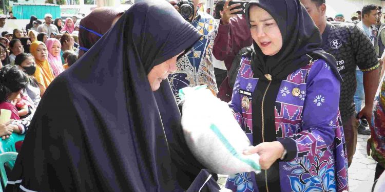 Walikota Eva Dwiana dan Baznas Salurkan 8000 Kg Beras Untuk Warga Tidak Mampu