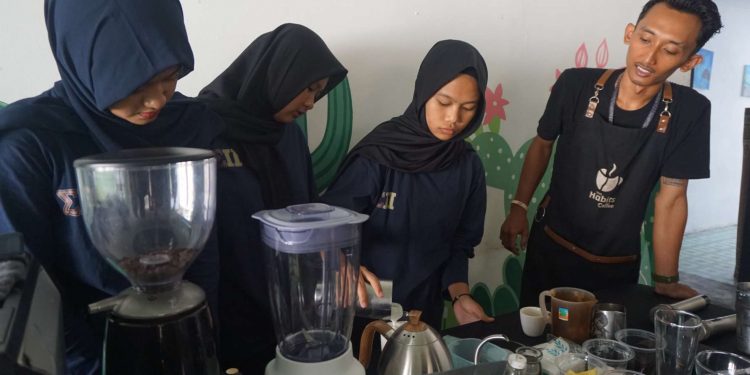Pramuka SMA Al Kautsar Gelar Sigma Scoutpreneur di The Habits Coffee
