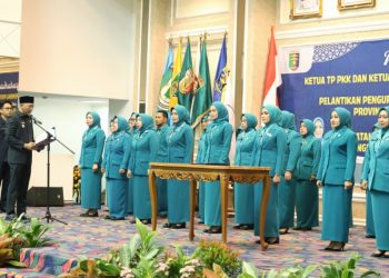 Gubernur Rahmat Mirzani Kukuhkan Pengurus TP PKK dan Tim Pembina Posyandu