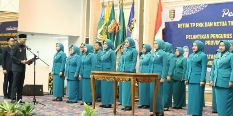 Gubernur Rahmat Mirzani Kukuhkan Pengurus TP PKK dan Tim Pembina Posyandu