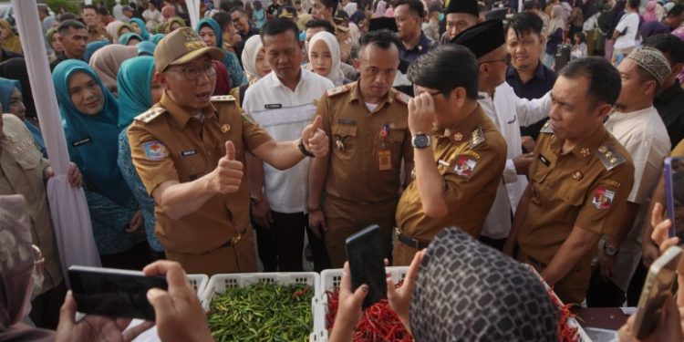 Tinjau Pasar Murah di Kotabumi, Gubernur Pastikan Stok Pangan Aman Saat Ramadan dan Idul Fitri