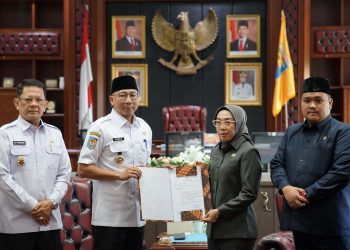 Gubernur Mirza Serahkan Surat Pelaksana Tugas (Plt) Bupati Way Kanan kepada Wakil Bupati Way Kanan Ayu Asalasiyah