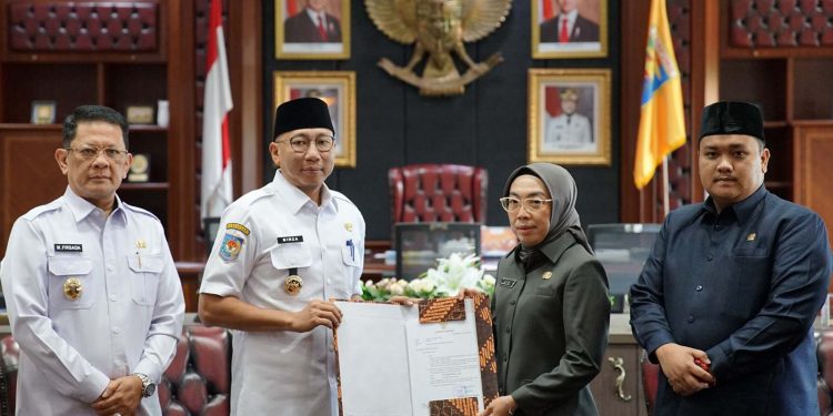 Gubernur Mirza Serahkan Surat Pelaksana Tugas (Plt) Bupati Way Kanan kepada Wakil Bupati Way Kanan Ayu Asalasiyah
