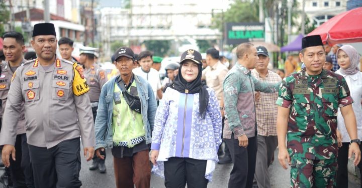 Walikota Eva Bersama Forkopimda Bagikan 6000 Paket Takjil Gratis