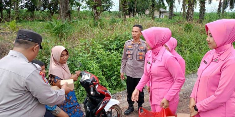 4 Hari Sebelum Gugur Dalam Tugas, Kapolsek Negara Batin Bagikan Takjil Ke Masyarakat