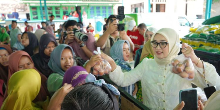 Wagub Jihan Nurlela Tinjau Pasar Murah PW Muslimat NU di Natar
