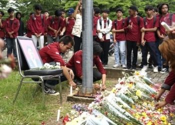 Pimpinan dan Mahasiswa Itera Tabur Bunga di Kampus Untuk Nabil Al Dzikri yang Ditemukan Meninggal di Parkiran Kampus
