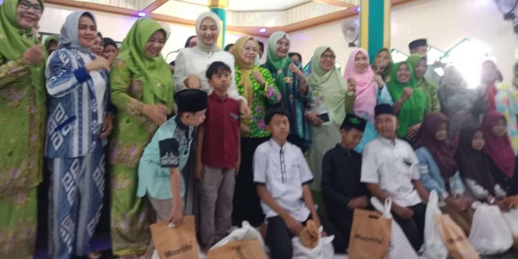 Pemprov Lampung bersama PW Muslimat NU Lampung Santuni Anak Yatim dan Gelar Pasar Murah