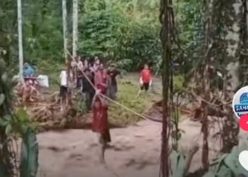 (DISINFORMASI) Video Warga Terjebak Banjir dan Selamatkan Diri Menggunakan Tali