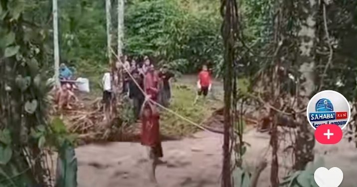 (DISINFORMASI) Video Warga Terjebak Banjir dan Selamatkan Diri Menggunakan Tali