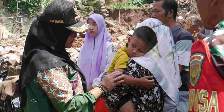 Walikota Bandar Lampung Beri Beasiswa Anak Korban Longsor