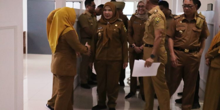 Hari Pertama Usai Libur Lebaran, Walikota Eva Sidak Pegawai Sejumlah OPD