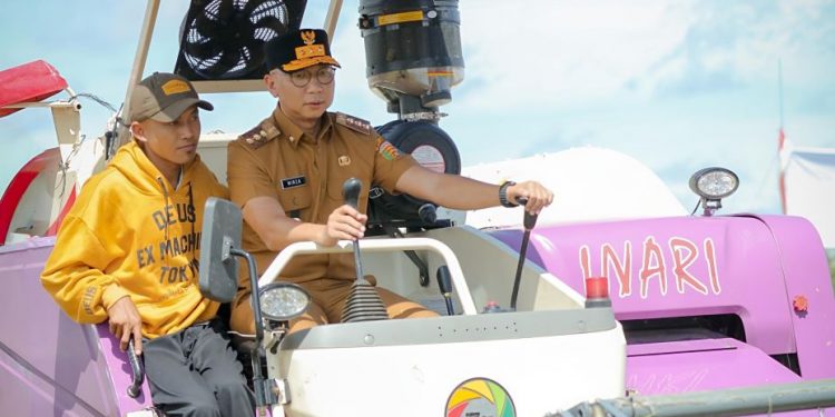 Gubernur Mirza Ikuti Panen Raya Padi Serentak di 14 Provinsi secara Nasional