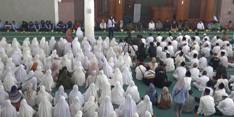 Walikota Eva Dwiana Lepas  1.500 Calon Jamaah haji Bandar Lampung 2025