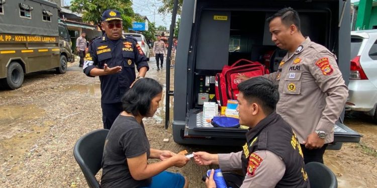Biddokkes Polda Lampung Dirikan Posko Kesehatan untuk Warga Terdampak Banjir di Panjang