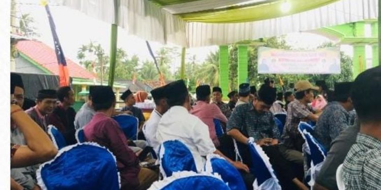 Wakil Bupati Irawan Topani dan Ketua Komisi V DPRD Lampung Safari Ramadhan di Masjid Assholihin