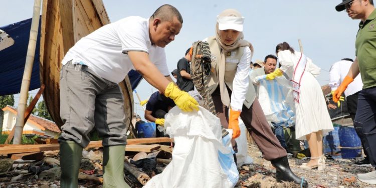 Wagub Jihan Nurlela Lakukan Aksi Bersih-bersih di Kawasan Wisata Pesisir Pesawaran